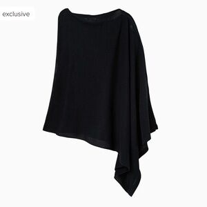 Burt’s Bees black nursing cover for breastfeeding